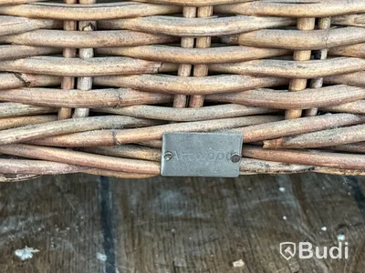 Rottingfåtölj och sidobord