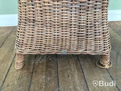 Rottingfåtölj och sidobord