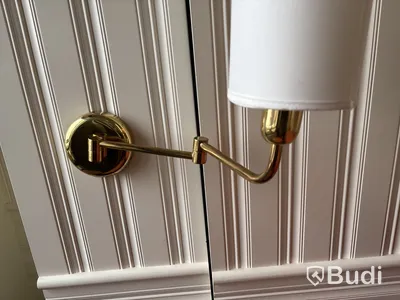 Fåtölj, soffbord och vägglampa
