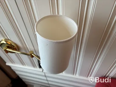 Fåtölj med fotpall, soffbord och vägglampa