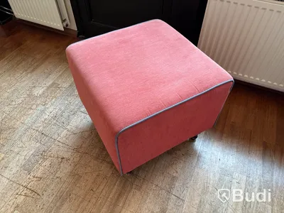 Fåtölj med fotpall, soffbord och vägglampa