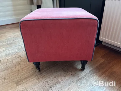 Fåtölj med fotpall, soffbord och vägglampa