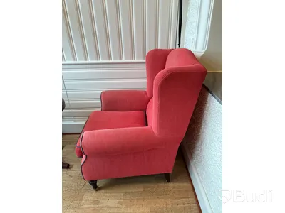 Fåtölj med fotpall, soffbord och vägglampa