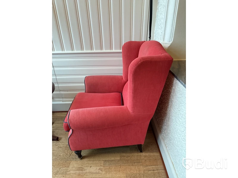 Fåtölj med fotpall, soffbord och vägglampa