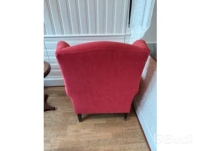 Fåtölj med fotpall, soffbord och vägglampa