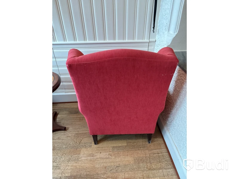Fåtölj med fotpall, soffbord och vägglampa