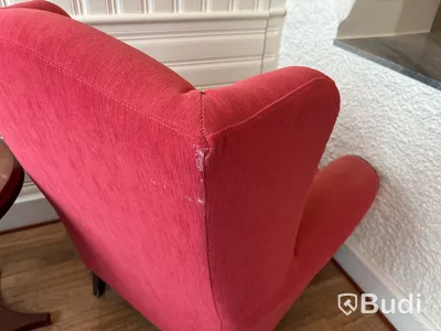 Fåtölj med fotpall, soffbord och vägglampa