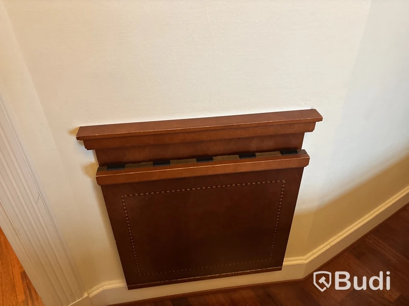 Väggmonterad baggageställ