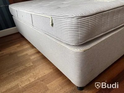 Dubbelsäng med bäddmadrass