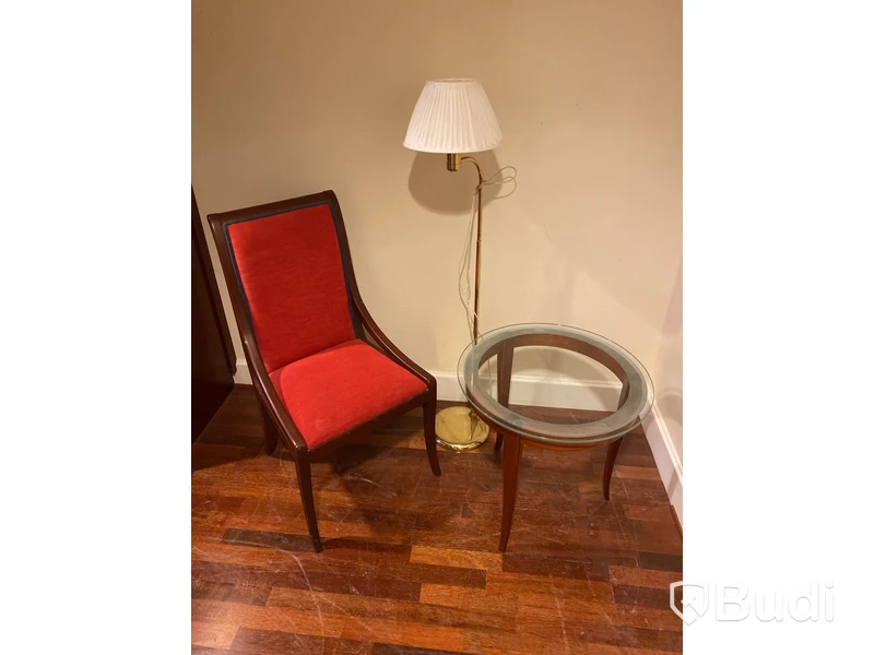 Stol, lampa och sidobord