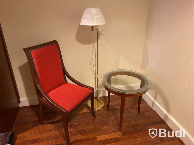 Stol, lampa och sidobord