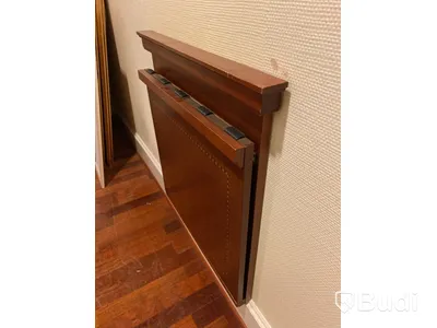 Väggmonterad baggageställ