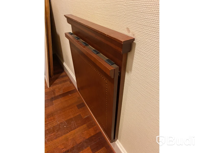 Väggmonterad baggageställ