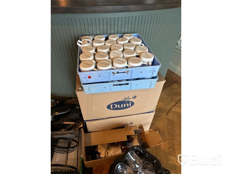 Parti med diverse köksredskap