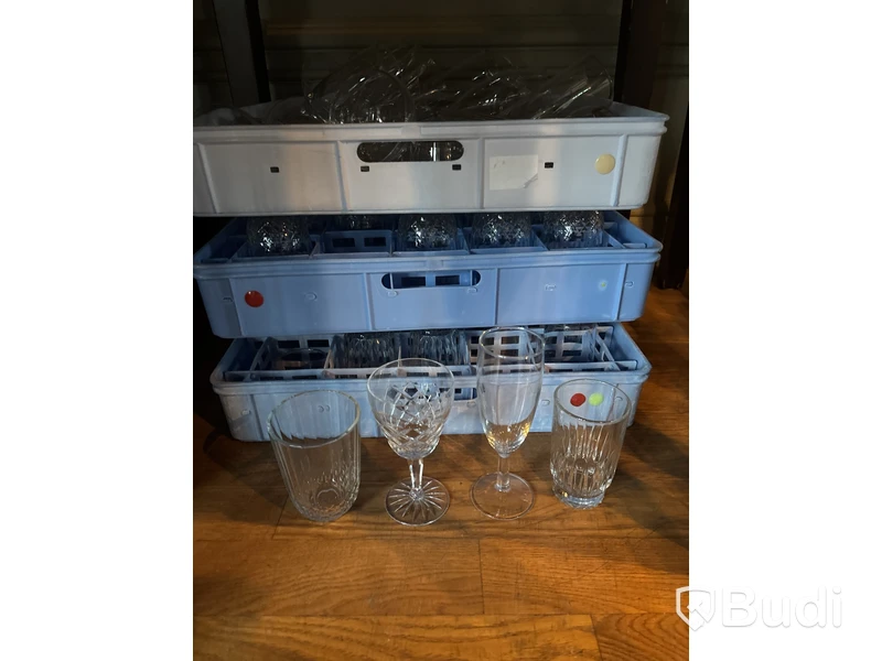 Parti med diverse glas