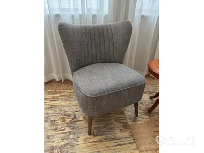 Fåtölj Homeline, sidobord Decca och lampa