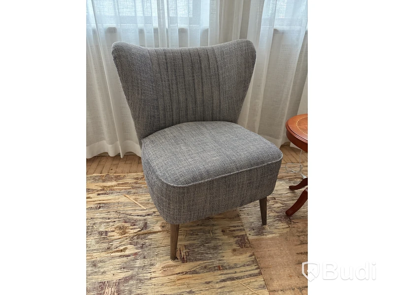 Fåtölj Homeline, sidobord Decca och lampa