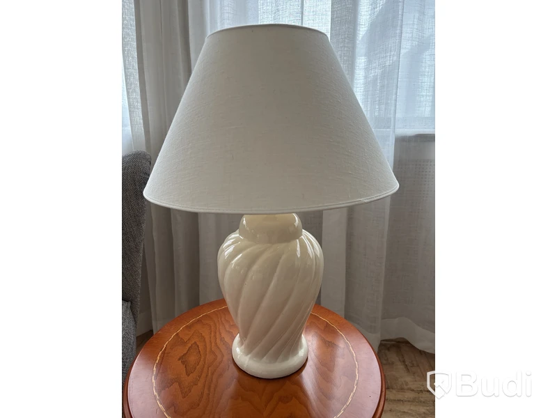 Fåtölj Homeline, sidobord Decca och lampa