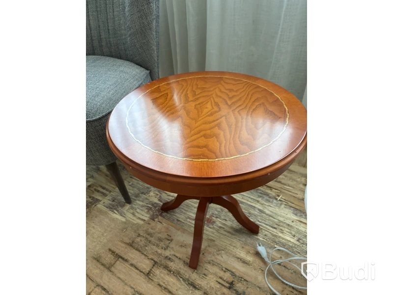 Fåtölj Homeline, sidobord Decca och lampa