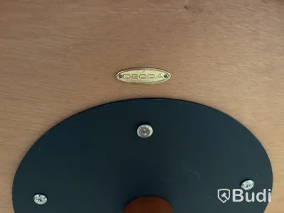 Fåtölj Homeline, sidobord Decca och lampa