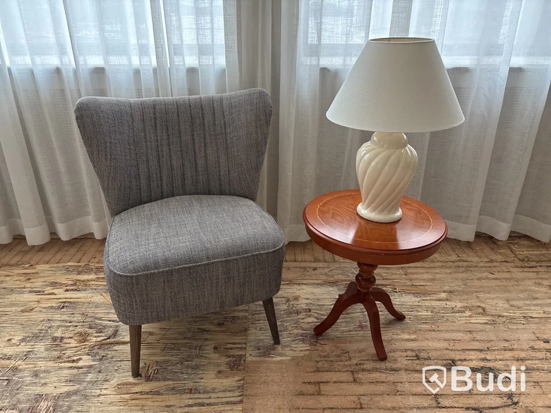 Fåtölj Homeline, sidobord Decca och lampa