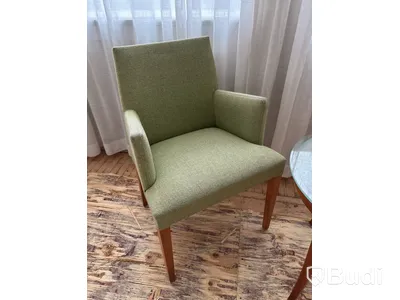 Fåtölj, sidobord och lampa