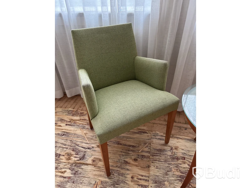 Fåtölj, sidobord och lampa