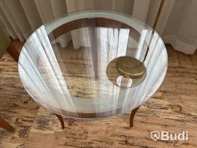 Fåtölj, sidobord och lampa