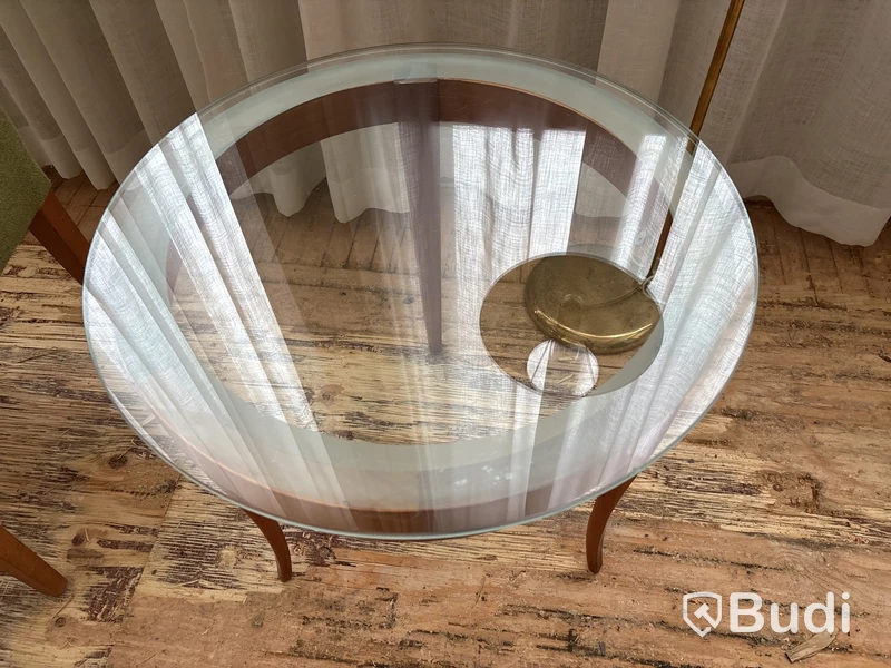 Fåtölj, sidobord och lampa