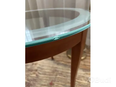 Fåtölj, sidobord och lampa