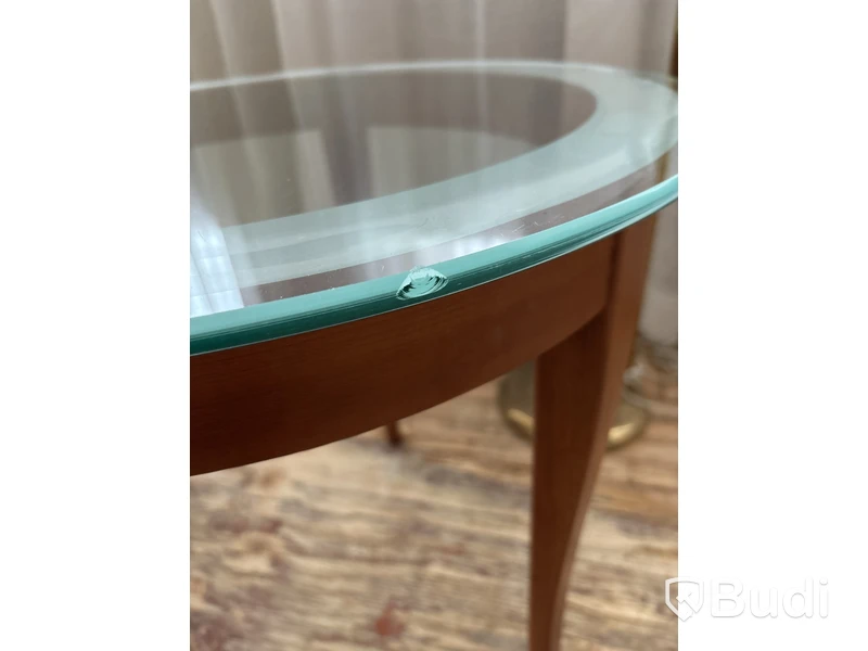 Fåtölj, sidobord och lampa