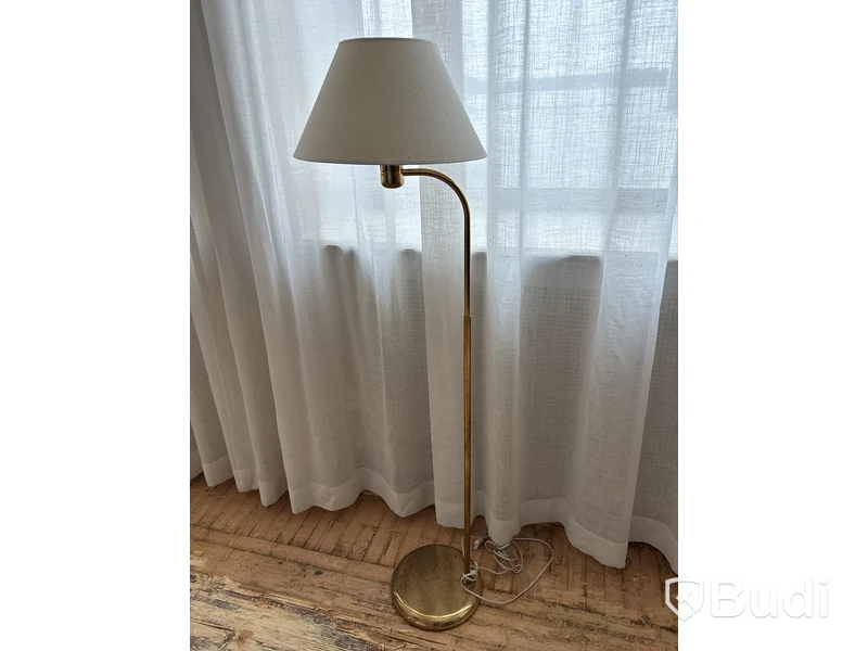 Fåtölj, sidobord och lampa