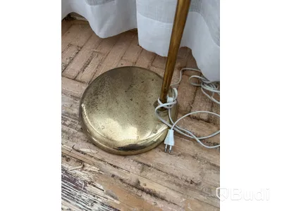 Fåtölj, sidobord och lampa