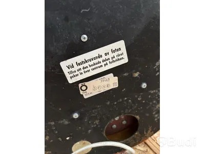 Fåtölj, sidobord och lampa