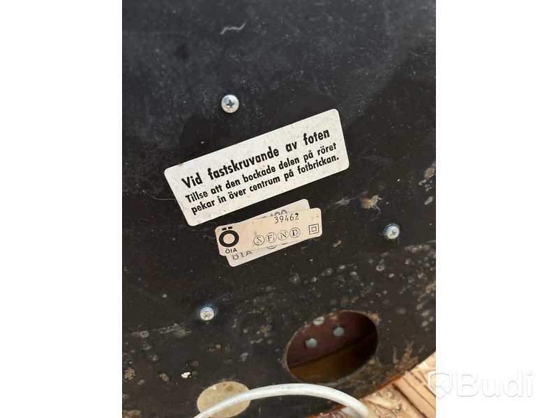 Fåtölj, sidobord och lampa