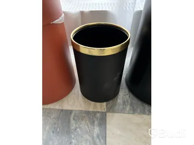 Parti med papperkorgar