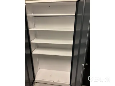 Metallskåp AJ - vänster i bild