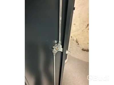 Metallskåp AJ - vänster i bild