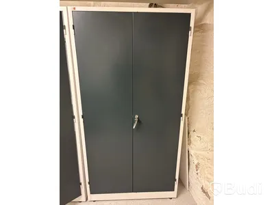 Metallskåp AJ - skåpet häger i bild