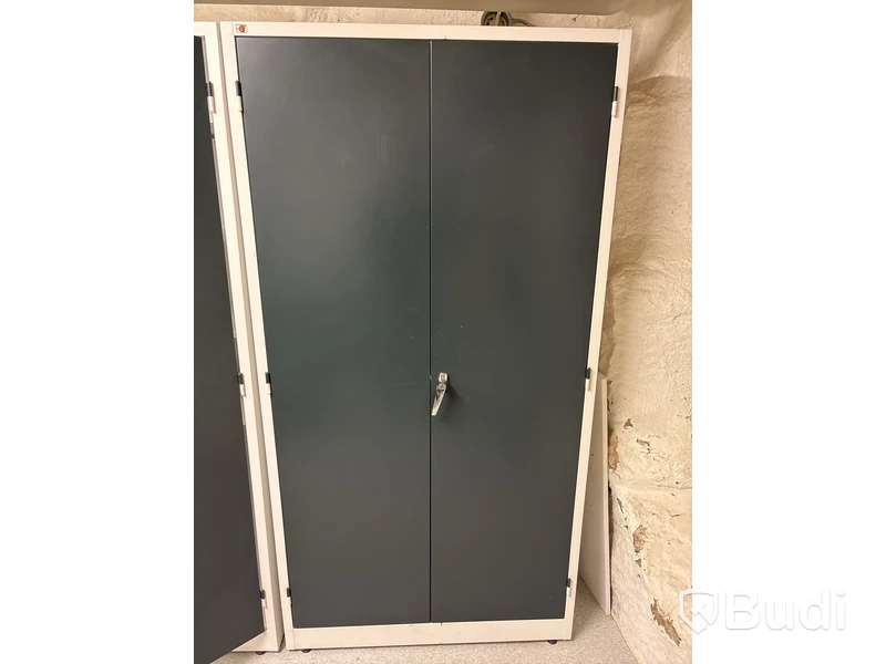 Metallskåp AJ - skåpet häger i bild
