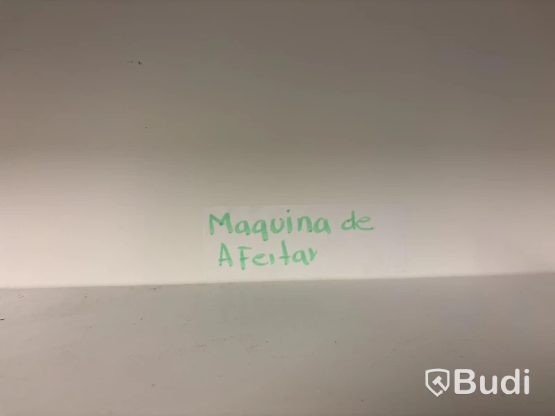 Metallskåp AJ - skåpet häger i bild