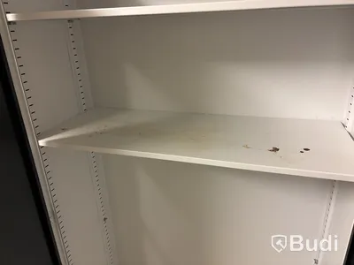 Metallskåp AJ - skåpet häger i bild