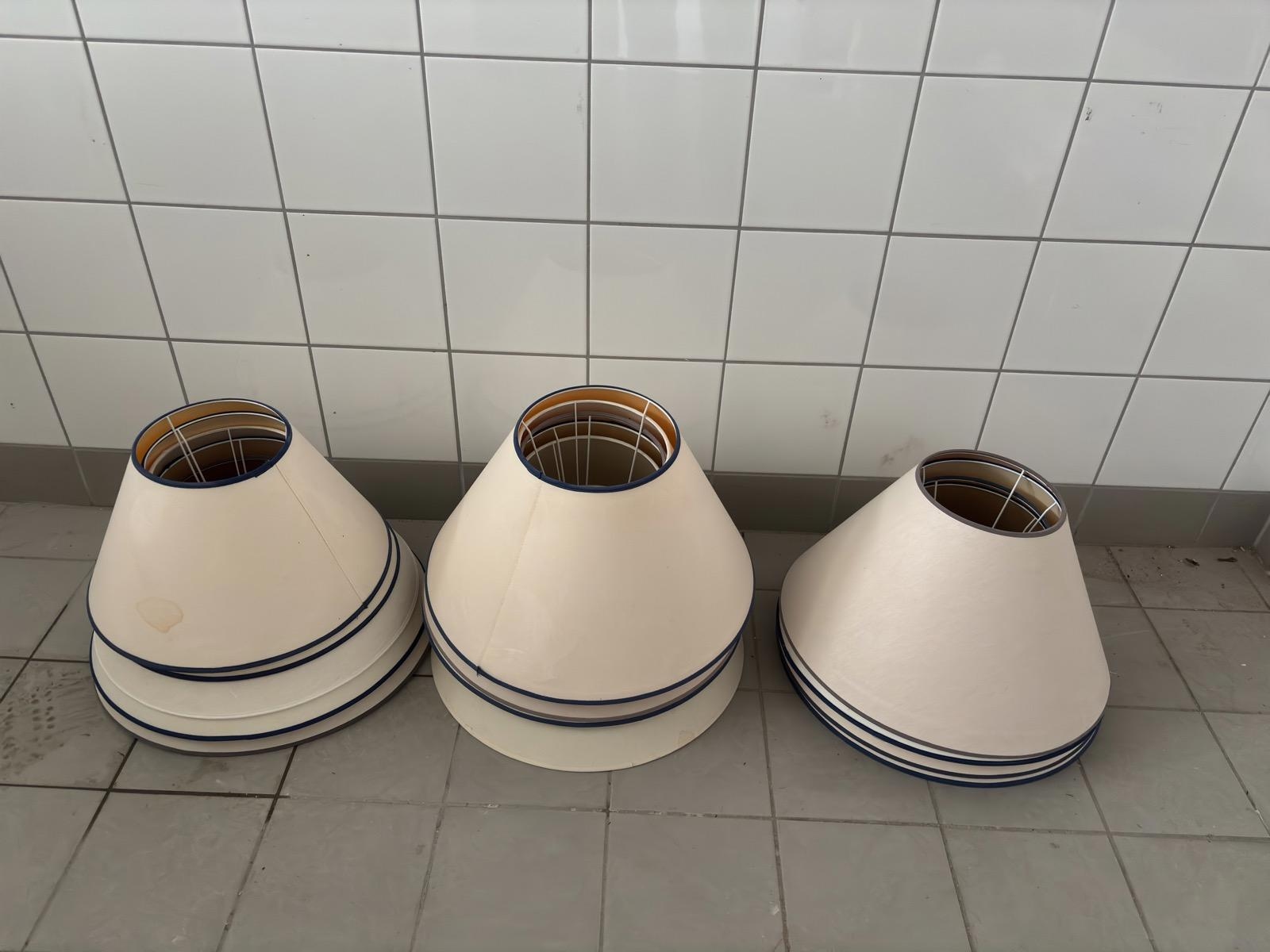 Parti med lampskärmar, olika modeller och storlekar