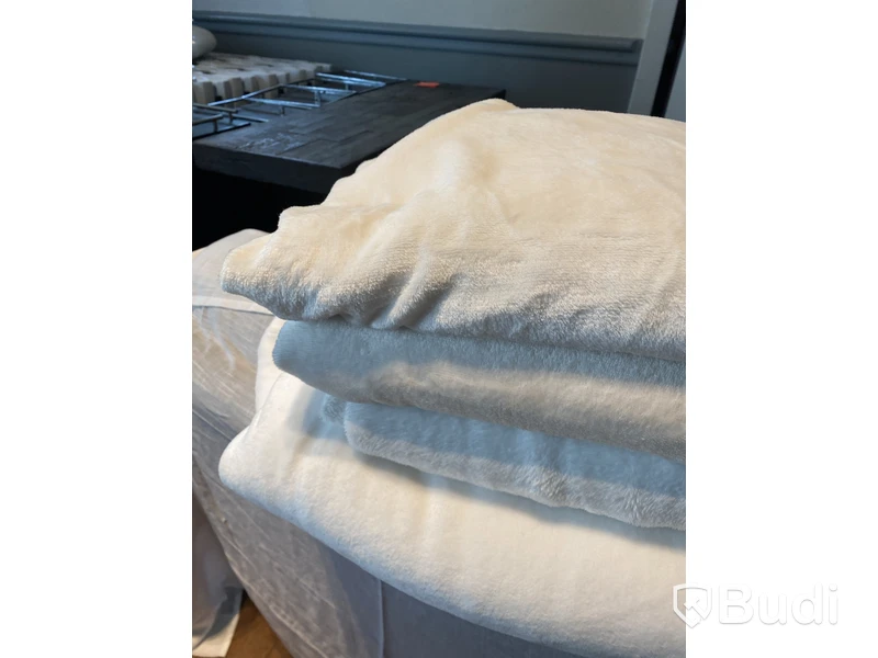 Parti med vita filtar, olika storlekar och material