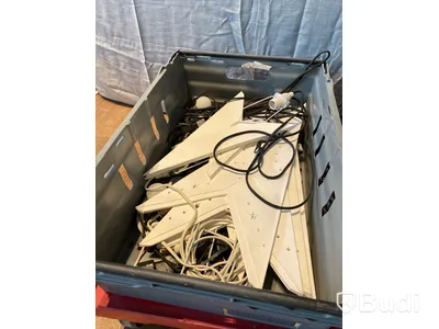 Parti med ljusslingor och juldekorationer