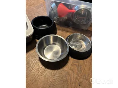 Parti med hundsängar, matskålar samt en kattlåda