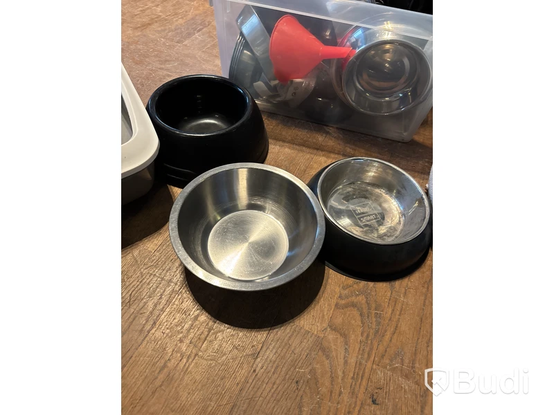 Parti med hundsängar, matskålar samt en kattlåda