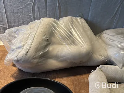 Parti med hundsängar, matskålar samt en kattlåda