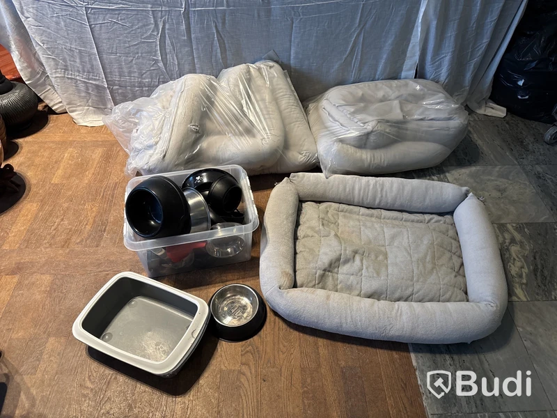 Parti med hundsängar, matskålar samt en kattlåda
