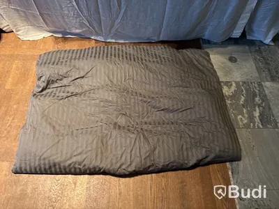 Parti med kuddar samt ett duntäcke